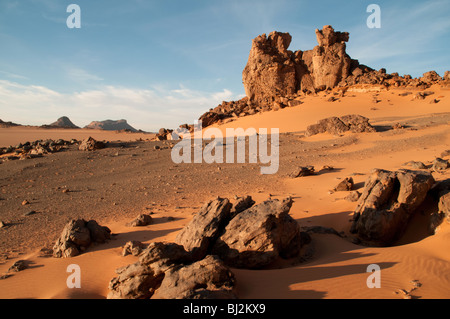 Sable rouge et de formations rocheuses dans le Jebel Uweinat région du désert du Sahara, désert occidental, le sud-ouest de l'Égypte. Banque D'Images