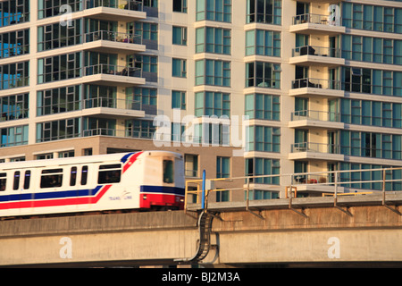 Léger et rapide Skytrain avec hi s'élève, False Creek, Vancouver, British Columbia Banque D'Images