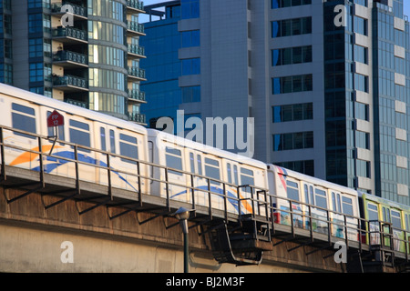 Léger et rapide Skytrain avec hi s'élève, False Creek, Vancouver, British Columbia Banque D'Images