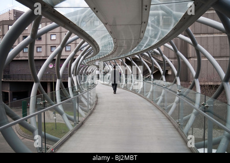 Un homme marche à travers le Leith Street Pont vers le centre commercial St James', Édimbourg Banque D'Images