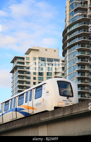 Léger et rapide Skytrain avec hi prends en arrière-plan, Vancouver, Colombie-Britannique Banque D'Images