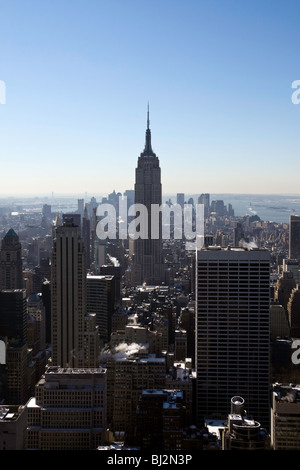 En regardant vers le sud de la Rockefeller Building vers l'Empire State Building à Manhattan, New York Banque D'Images