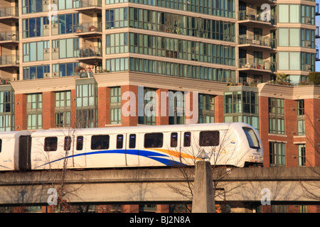 Léger et rapide Skytrain avec hi s'élève, False Creek, Vancouver, British Columbia Banque D'Images