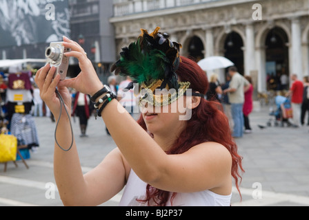 Venise Italie. La Place Saint-Marc, la Piazza San Marco. Prise de photos touristiques. Banque D'Images