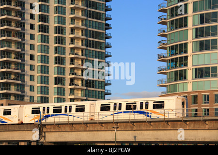 Léger et rapide Skytrain avec hi s'élève, False Creek, Vancouver, British Columbia Banque D'Images