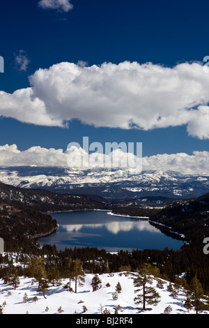 Vue aérienne du lac Donner avec de la neige dans les montagnes le long de Donner Pass, California, United States of America Banque D'Images