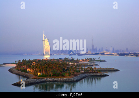 Lumière du soir sur l'hôtel Burj Al Arab et de la plage de Jumeirah, Burj Khalifa/Hôtel Dubaï le skyline. L'île de Palm Jumeirah en premier plan. Banque D'Images