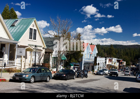 Vue sur la rue des magasins et boutiques le long de Broad Street, Nevada City, Californie, États-Unis d'Amérique Banque D'Images
