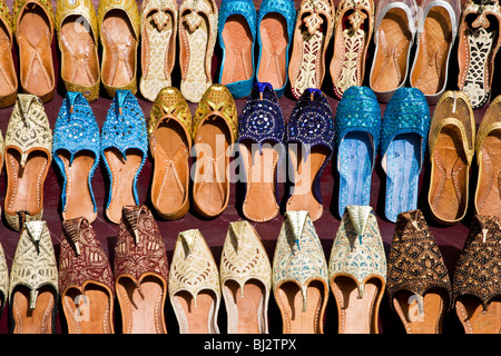 Fantaisie chaussons traditionnels arabes sur l'affichage à une échoppe de marché dans un souk à Deira, DUBAÏ, ÉMIRATS ARABES UNIS Banque D'Images