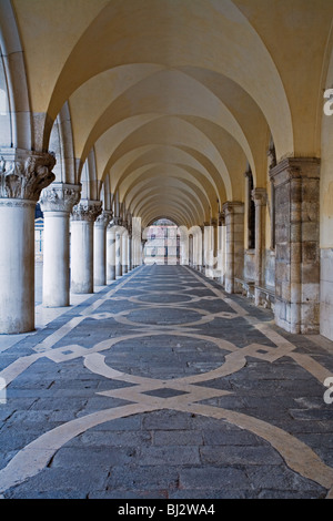 Le Colonnade voûtée à l'avant du Palais des Doges à Venise Italie Banque D'Images