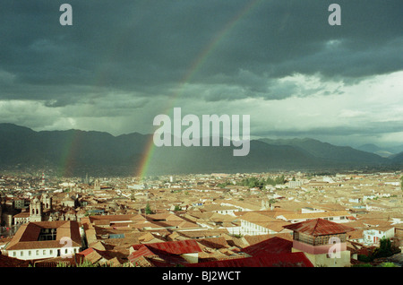Double arc-en-ciel plus de Cuzco au Pérou Banque D'Images