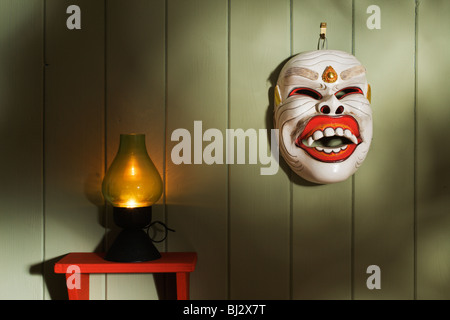 Un masque de danse balinaise et lampe bougie scène. Banque D'Images