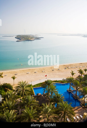 Vue sur le golfe Arabique, Beach Club & Burj al Arab d'appartements sur le tronc de l'île de Palm Jumeirah, DUBAÏ, ÉMIRATS ARABES UNIS Banque D'Images