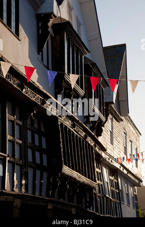 Duke Street avec des bâtiments historiques de 'The Butterwalk' avec Bunting, Dartmouth, South Hams, Devon, Angleterre,ROYAUME-UNI Banque D'Images