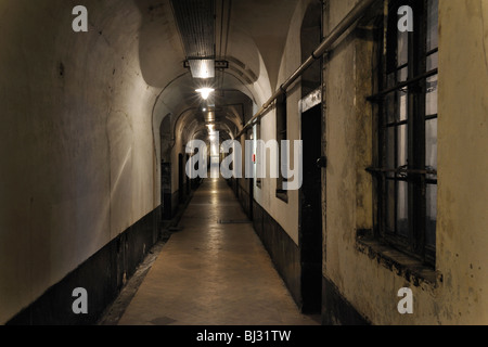 Adoption / Couloir à Fort Breendonk, une seconde guerre mondiale deux camp de concentration en Belgique Banque D'Images