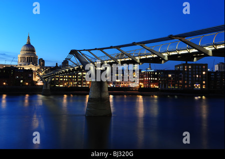 Image horizontale de la Cathédrale St Paul et le Millennium Bridge de nuit Londres Angleterre Banque D'Images