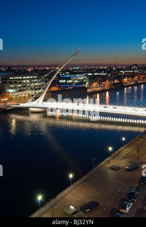 Vue aérienne de la rivière Liffey et le Samuel Beckett Bridge at Dusk Banque D'Images