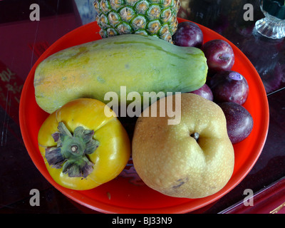 TAIWAN Chihnan Temple, Wenshan district près de Taipei. Fruits à l'autel. Photographie par SEAN SPRAGUE Banque D'Images