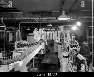 Ward & Sons, l'usine d'embouteillage de boissons gazeuses Swinton, South Yorkshire, 1960. Artiste : Michael Walters Banque D'Images