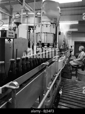 Ward & Sons nouvelle usine d'embouteillage de boissons gazeuses, Swinton, South Yorkshire, 1961. Artiste : Michael Walters Banque D'Images