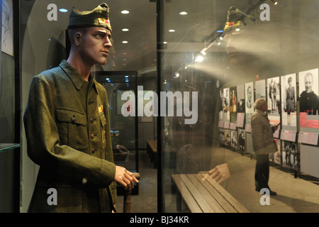 L'uniforme de prisonnier de la seconde guerre mondiale dans le musée au Fort Breendonk, Seconde Guerre mondiale, deux camps de concentration en Belgique Banque D'Images