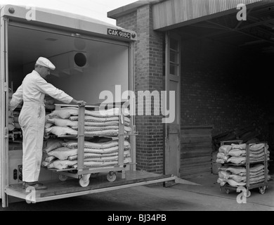 L'espace de chargement au Danish Bacon company, Kilnhurst, South Yorkshire, 1968. Artiste : Michael Walters Banque D'Images