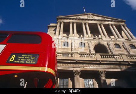 Un certain nombre 8 red London bus passe les piliers de la célèbre banque d'Angleterre à Cornhill. Banque D'Images