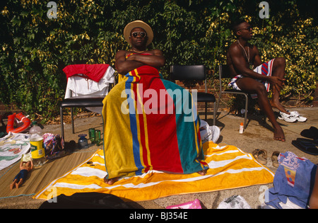 Au cours d'une canicule d'août, deux hommes afro-antillaise se prélassent dans la météo radieuse à la brixton (Brockwell Lido). Banque D'Images