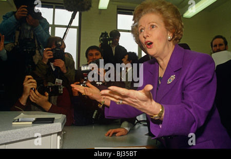 Margaret Thatcher joue jusqu'aux médias lors d'une école du nord de Londres au cours de John Major a finalement 1992 victoire électorale générale. Banque D'Images