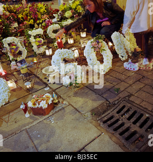 Un mémorial a été placé à l'endroit où un jeune homme appelé 'Aiden' mourut en Prebend Street, Londres, Angleterre. Banque D'Images