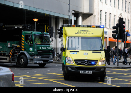 London Ambulance d'urgence avec des lumières clignotantes Holborn Londres Angleterre Royaume-uni Grande-Bretagne Banque D'Images