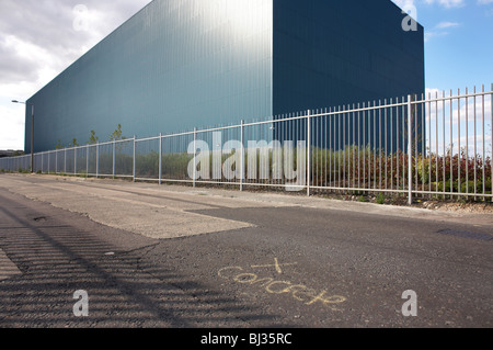 Un paysage incongru de l'architecture industrielle moderne et un avant-plan d'un parcellaire, mal faite au service road Northfleet. Banque D'Images