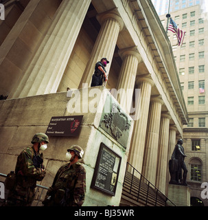 Des soldats de la Garde nationale porter un masque anti-poussière et de garde le haut des colonnes du Federal Hall à Wall Street. Banque D'Images