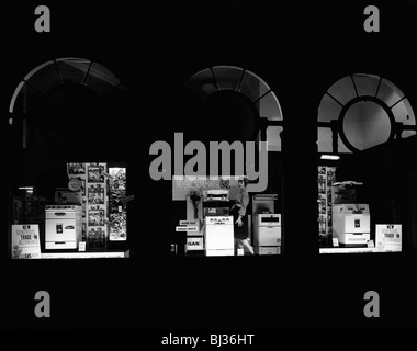 Gaz East Midlands magasin en vitrine, Worksop, Nottinghamshire, 1961. Artiste : Michael Walters Banque D'Images