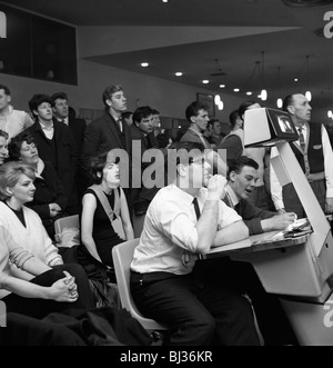 Steelworks soirée sociale à un bowling, Sheffield, South Yorkshire, 1964. Artiste : Michael Walters Banque D'Images