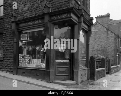 La boutique du Mackridge quincaillerie, Wombwell, South Yorkshire, 1962. Artiste : Michael Walters Banque D'Images