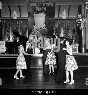 Lyons Maid Drinka Pinta Winta danse promotionnels, Bawtry, South Yorkshire, 1960. Artiste : Michael Walters. Banque D'Images