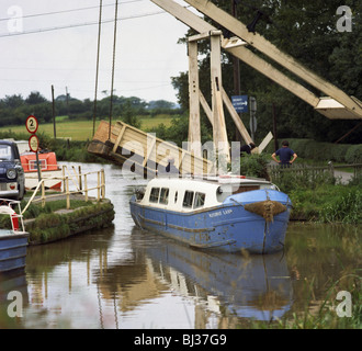 Un bateau qui passe sous un pont sur le canal de Llangollen, 1970. Artiste : Michael Walters Banque D'Images