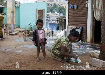 Festival de dessins ou modèles dans un rangoli rue indiennes faites à la fête hindoue de Sankranthi ou Pongal. Banque D'Images