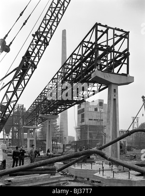 Ingénieurs civils sur le site de Coleshill Travaux Gaz, Warwickshire, 1962. Artiste : Michael Walters Banque D'Images