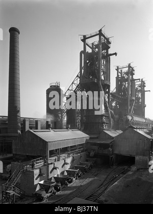 De l'acier en fusion est versé dans les chariots ferroviaires à l'aciérie, Stanton, la firme Ilkeston Derbyshire, 1962. Artiste : Michael Walters Banque D'Images