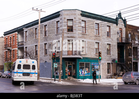 Petite épicerie à l'angle des rues St-Viateur et St-Urbain, Montréal, Québec, Canada. Banque D'Images