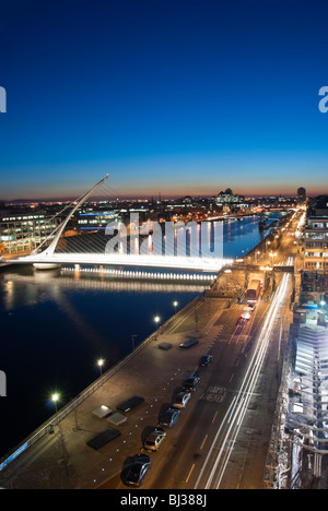 Vue aérienne de la rivière Liffey et le Samuel Beckett Bridge at Dusk Banque D'Images