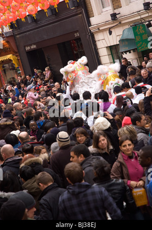 Un lion danse au nouvel an chinois dans China Town, Soho Londres Banque D'Images