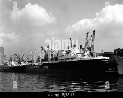 La renommée "Manchester" dans le dock sur le Manchester Ship Canal, 1964. Artiste : Michael Walters Banque D'Images