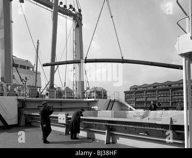 Barres d'acier en cours de chargement sur la renommée "Manchester", Manchester, 1964. Artiste : Michael Walters Banque D'Images