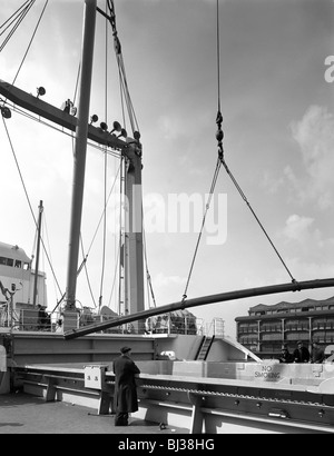 Barres d'acier en cours de chargement sur la renommée "Manchester", Manchester, 1964. Artiste : Michael Walters Banque D'Images