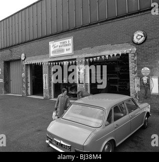 Mk 1 1800 BMC Austin à l'extérieur d'un raccord pneumatique bay à Rotherham, dans le Yorkshire du Sud, 1969. Artiste : Michael Walters Banque D'Images