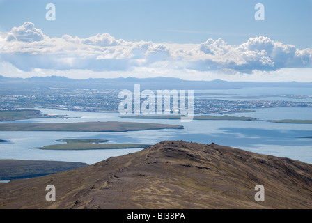 Vue sur la baie de Faxafloi et Reykjavik du Mt. Au sud-ouest de l'Islande Esja Banque D'Images