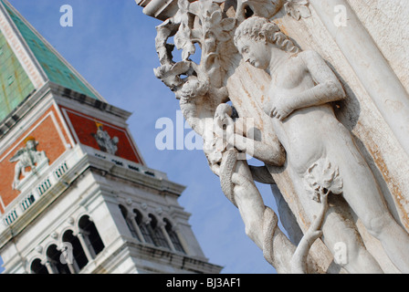 Clocher ou campanile de la Basilique St Marc, derrière le Palais des Doges, la Place Saint Marc, Venise, Italie Banque D'Images